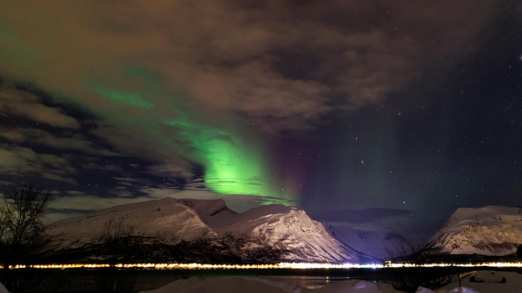 Aurores boréales illuminant le ciel au-dessus de Tromsø en Norvège