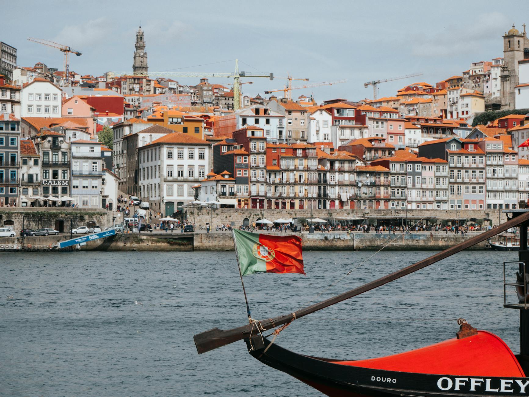 Vue sur le quartier de la Ribeira à Porto avec ses maisons colorées au bord du Douro