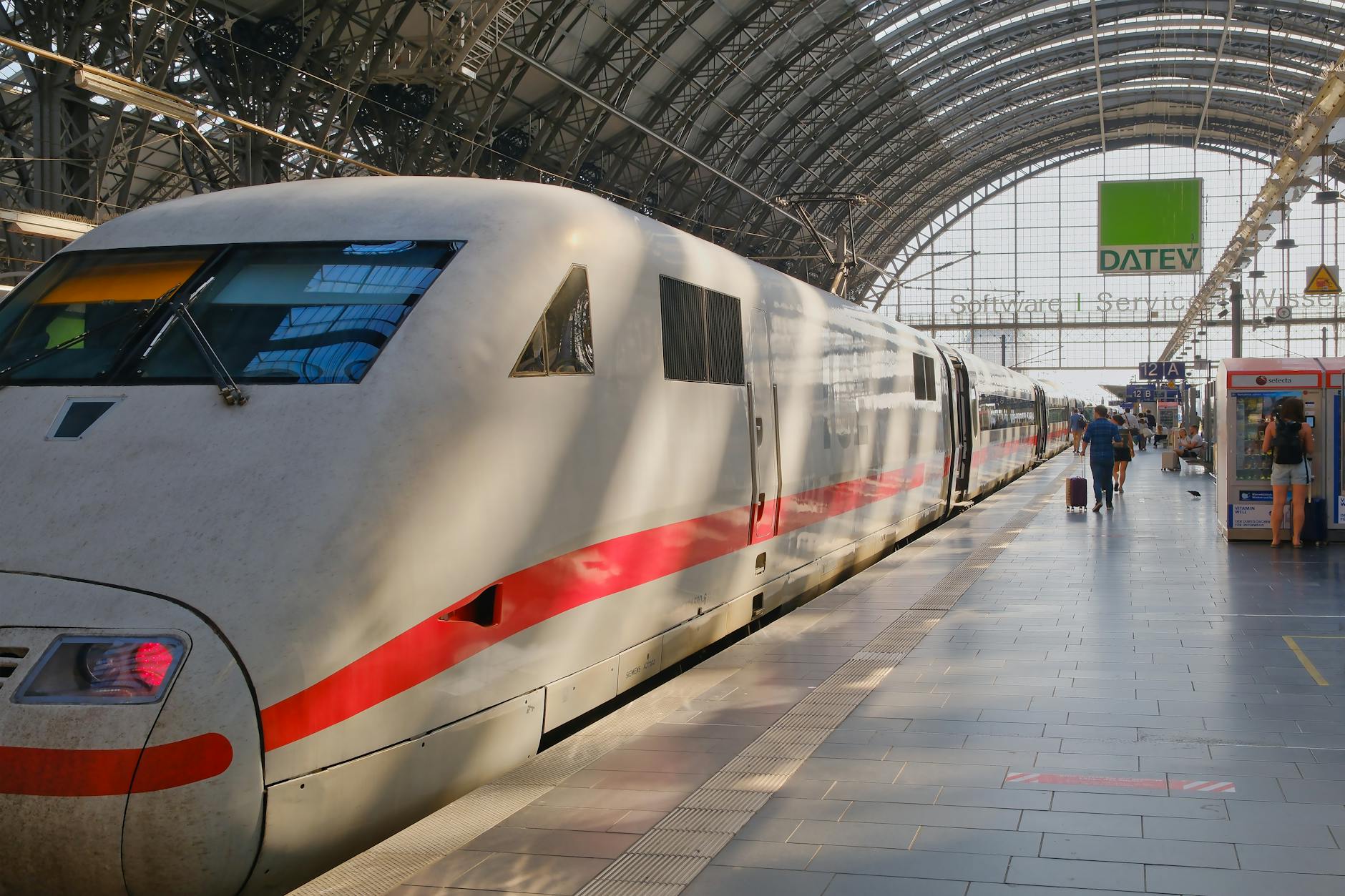 Quai de gare avec un train grande vitesse en Europe pour savoir comment aller a Porto depuis Paris