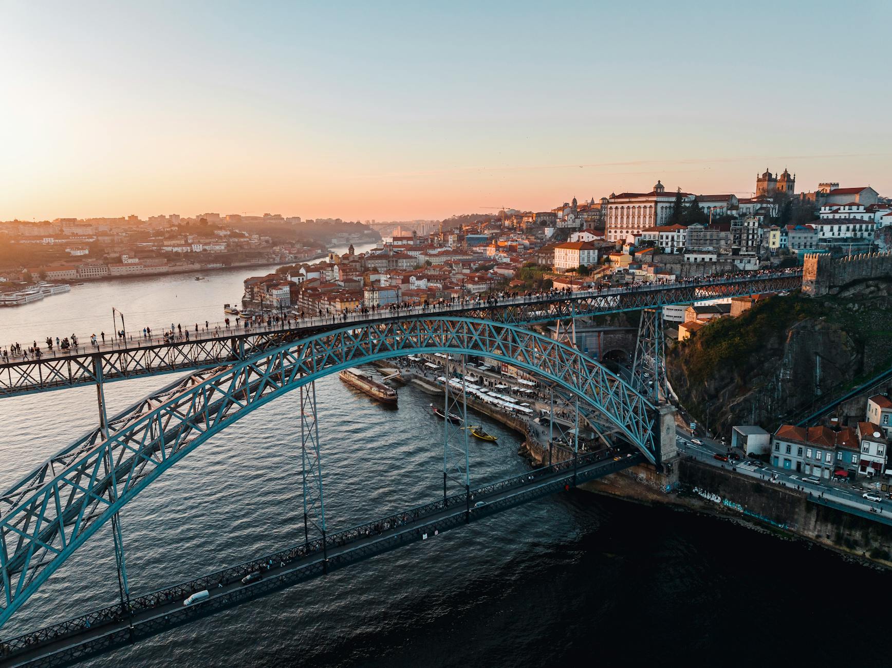 Vue aérienne de Porto au coucher du soleil avec le pont Dom-Luís I