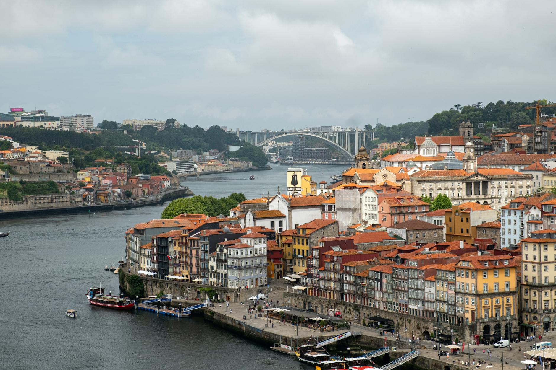 Vue panoramique sur le quartier de la Ribeira et le fleuve Douro à Porto